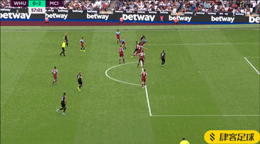 美记：艾顿因病缺席湖人今天训练，但他将随队前往犹他州