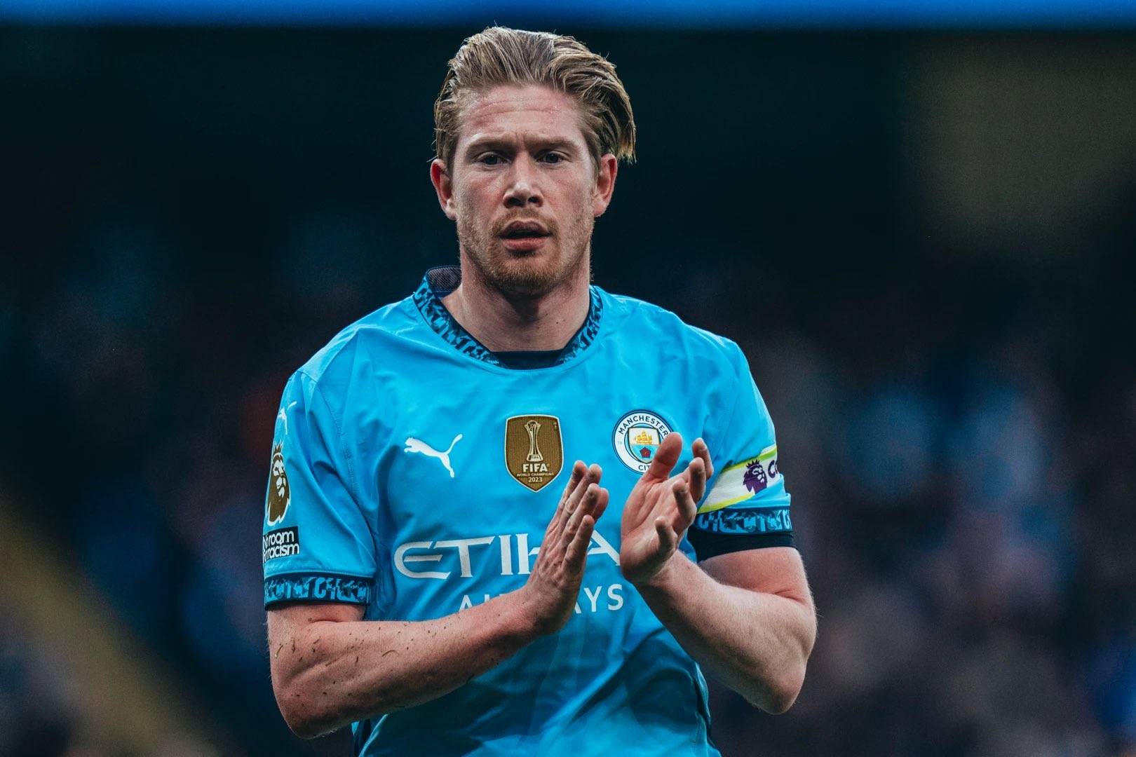 巴甲弗鲁米嫩塞主场采用狗狗球童，鼓励球迷去领养宠物